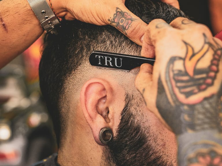 Close shape-up along the hairline
